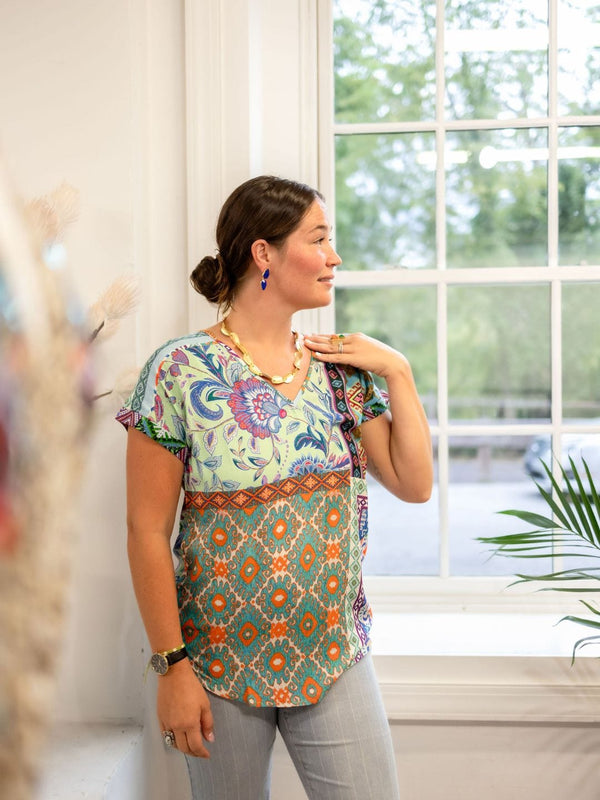 Avani Del Amour Top Bandana Mix V-Neck Short Sleeve Top